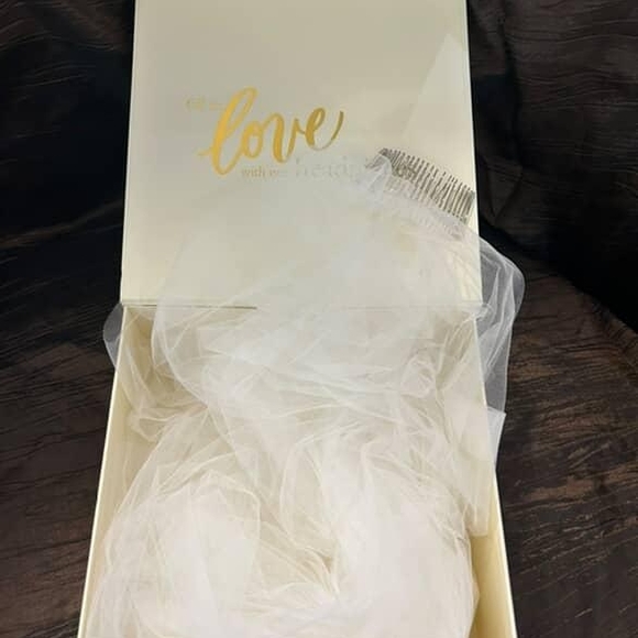 Chic White Veil with Comb